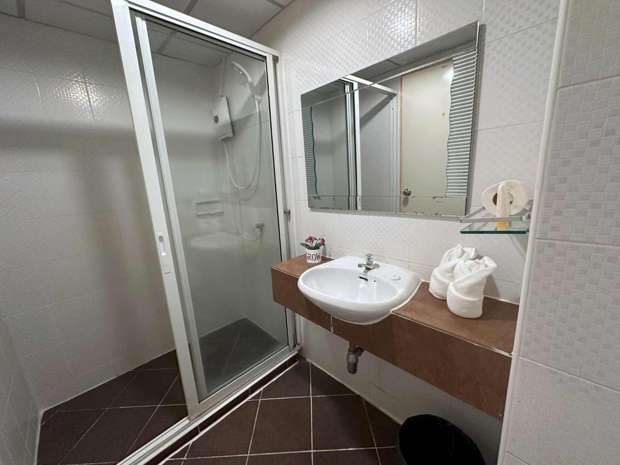 Aryan Suites Hotel Bangkok Buitenkant foto